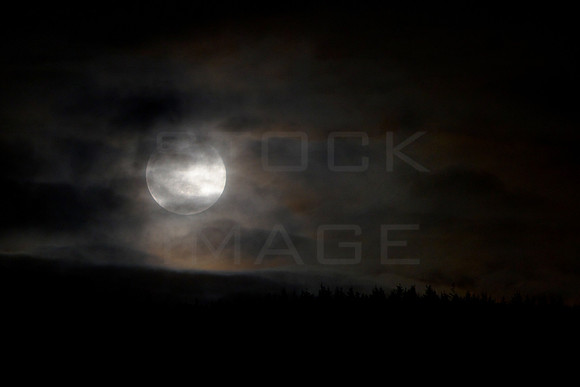 Moon Rising over Traquair_9957_z
