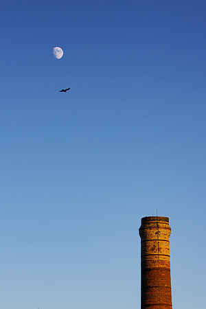 Chimney and Moon_3082-90D_local