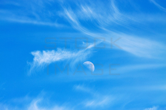Moon and Whispy Clouds_0686-5D111