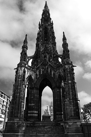 Sir Walter Scott Statue_Edinburgh_file_1831