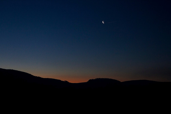 Dawnrise with Crescent Moon_3468