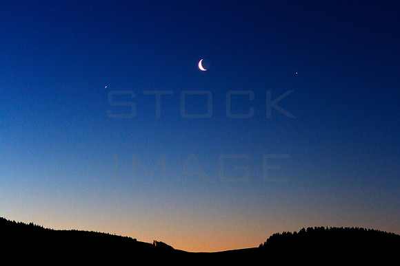 Crescent Moon with Venus and Jupiter over Traquair_0134