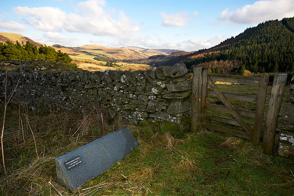 Eilibank Castle (ruin) Monument to Lady Valerie-Erskine Murray, Lady Elibank_6285