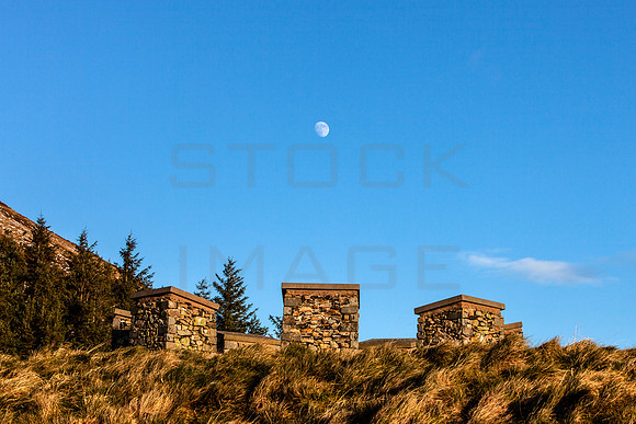 Moon above Pirn Monument_2165_local